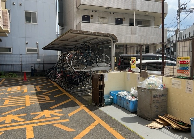 車一台あたりに必要なスペースは、標準サイズの普通自動車で横幅2m50cm、長さ5mは必要になります。ただし、乗降のことも考慮して横幅3m30cm、長さ5m50cmほどは確保できるところを選びましょう。