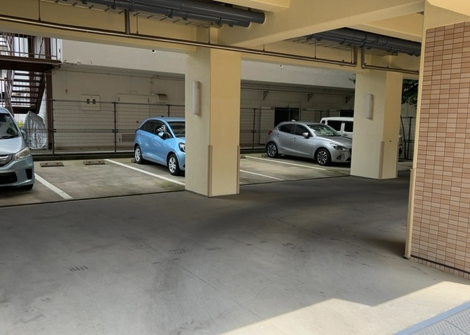 駐車場と明記されていても、最小スペースでつくられた駐車場だと大型車は駐車できなかったり、出入りしにくくなったりする可能性があります。お車のサイズと購入したい物件の駐車場のサイズを現地で確認しましょう。