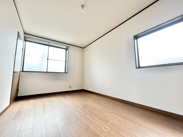 3階洋室7.5帖　シングル～ダブルベッドを置いても十分に動線を確保出来、書斎や子供部屋にもぴったり。