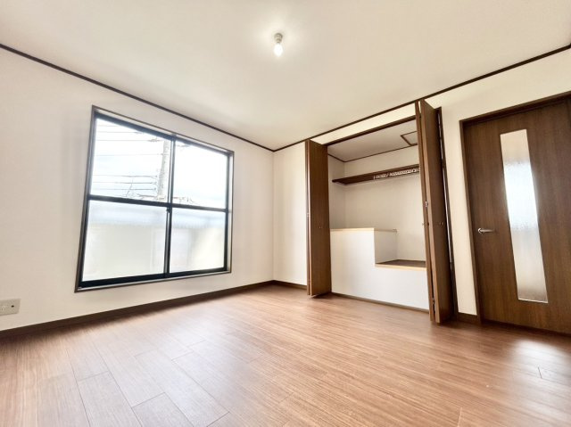 3階寝室8帖　バルコニーに面し採光・通風良好♪夫婦の主寝室としてベッドや家具をゆとりをもって配置可能。