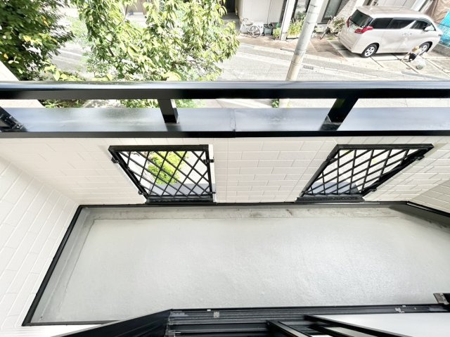 2階バルコニー　和室6帖へ繋がります。各バルコニー防水工事完了。雨漏りを防ぎ建物の寿命を延ばします。