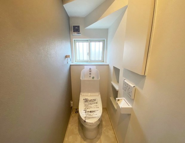 シンプルで使いやすい暖房・温水シャワー洗浄機能付きトイレは標準装備です！　