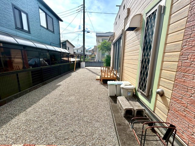庭のある家に住むことのメリットとして、子どもたちの遊び場を確保できること、ガーデニングや家庭菜園を楽しめること、明るさを確保できることがあります。また、配置を工夫することでプライバシーが確保できます。