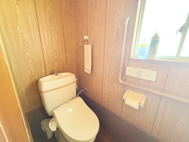 木目調の壁面が印象的な、落ち着いた雰囲気のトイレ。窓が設けられているため、自然光を取り込めるほか、気になる空気を自然換気しやすい点も嬉しいポイント。独立した空間となっており、日常的に使いやすい配置。