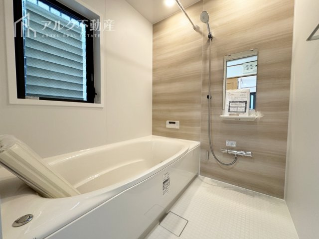 自然換気の行える浴室窓付きバスルーム