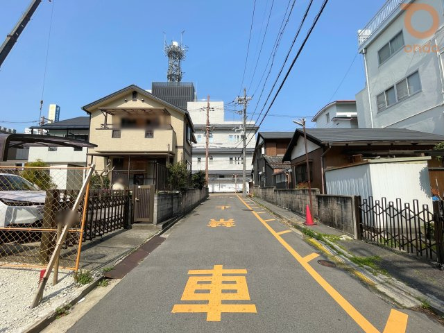 【前面道路含む現地写真】　■北東側　幅員　約4.0ｍ　車のすれ違いもスムーズにできます◎