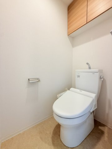 【トイレ】　洗浄機能付きトイレ。上部には収納付で、トイレットペーパー等、買い置きもしやすそうです。