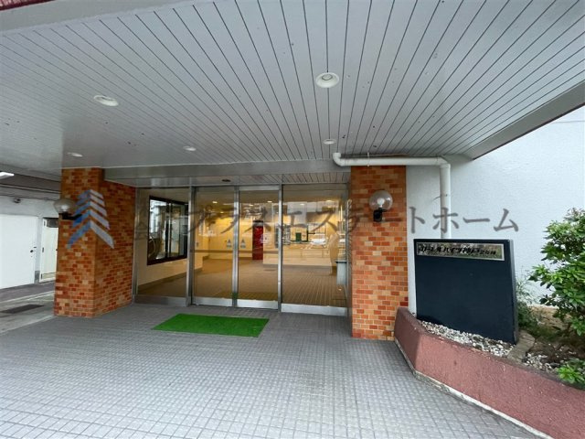 庇の深いエントランス入口です♪