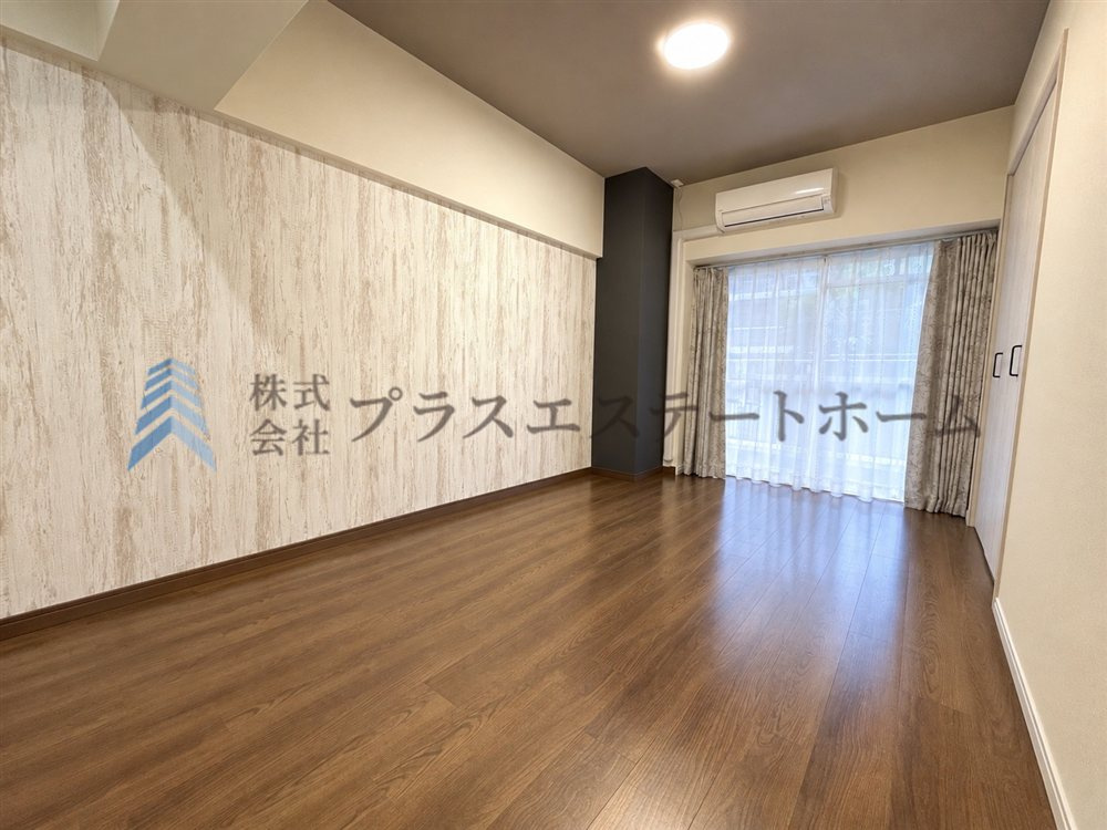 シンプルな洋室でコーディネートが楽しめます♪　※写真に家具・調度品を消去するAI加工を施しています