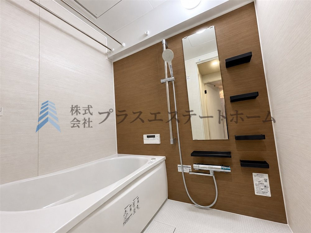 広々とした浴室でリラックスタイムを楽しめます　※写真は家具・調度品を消去するAI加工を施しています
