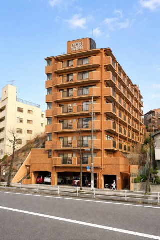 ◆堂々たる趣ながら、主張し過ぎずどこか余裕を感じさせるシャープなフォルムで佇む邸宅は、晴天の空と照らし合わせる事で、本来あるべき完成形の姿を見せてくれます。