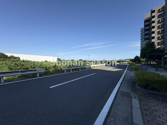 優れた利便性から人気の高い、小田急線「本厚木」駅徒歩圏の好立地◎　　小学校近く、毎日のお買い物便も良好ですよ♪