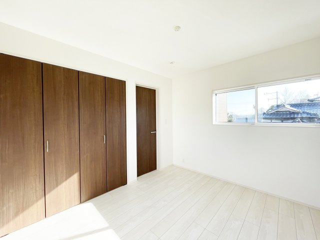 2階7帖寝室。バルコニーに面した明るいお部屋