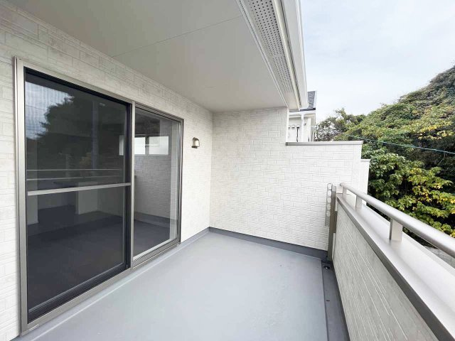 ワイドバルコニー。洗濯物を干す際なども便利ですね
