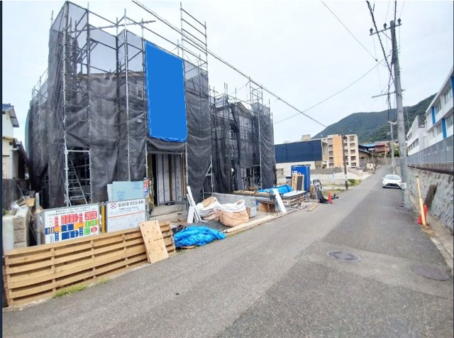 ゆとりある前面道路6ｍ！見通しが良くお子様の飛び出しも安心で、駐車スペースへの入出庫もスムーズ