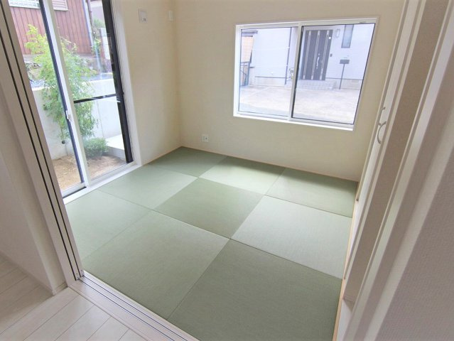 4.5帖洋風和室です。ほっこりしますね。お子様の遊び部屋としても♪