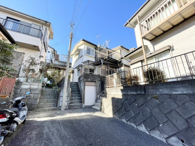 住宅用の土地では前面道路に2m以上接していなければならないと法律で定められています。しかし、お持ちの車のサイズやライフスタイルなどにより、2mでは利便が悪い場合もございますので、事前に確認しましょう。