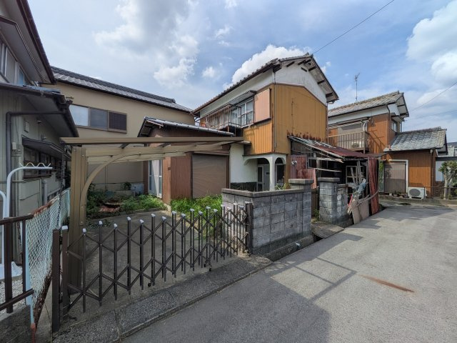 南東側から見た現地の様子。現在上物がありますが、解体して更地渡しになります。土地の測量もいたします。