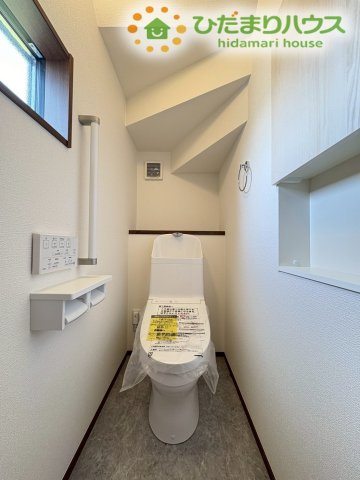 階段下のスペースを有効活用した、小窓付きの明るく清潔感のあるトイレです！手すりやペーパーホルダーも使いやすい位置に配置されています♪