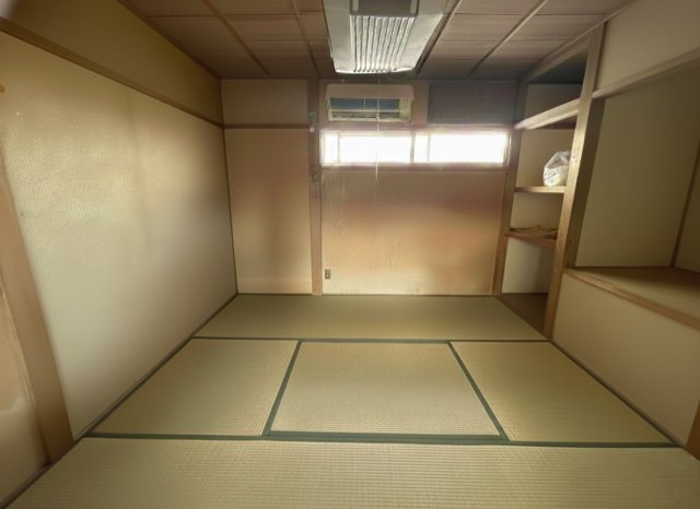 昔ながらの和室で、落ち着いた雰囲気が漂う空間です。リフォームにより畳の張り替えや壁の塗り直しを行えば、快適な寝室や趣味部屋として活用可能です。リノベーションで和の魅力を活かした空間に生まれ変わります。