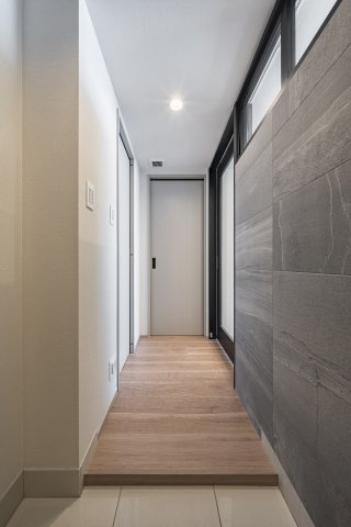 エコカラットを採用し、重厚感のある玄関を演出しています。