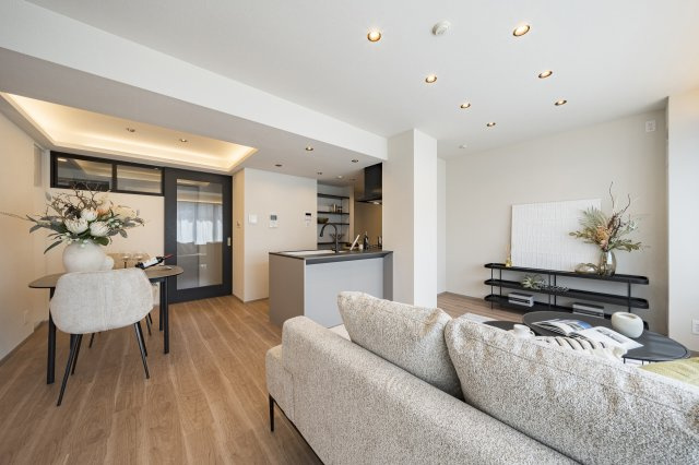 木目に黒の建具が映えるカラーセレクトになっています。※家具・小物は付属しません