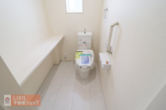 【トイレ】現地完成写真。温水洗浄暖房便座付き。小窓がついており採光と換気ができるようになっています。2階にもトイレがございます。