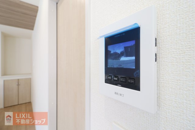 【TVモニター付インターホン】来客の顔が分かるTVモニター付ドアホン。不在時には、カラー録画もしてくれるのでセキュリティも安心です！しっかりと声も聞こえますので2重で安心ですね。