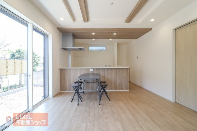 【ダイニング】現地完成写真。家族でくつろげるダイニングです。対面式キッチンでお食事の準備をしながらご家族との会話を楽しめます。