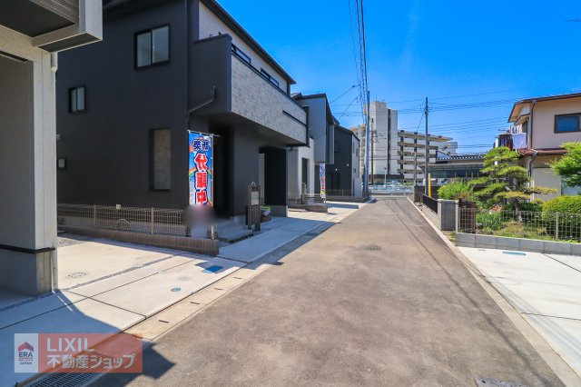 【前面道路】現地完成写真。前面道路は道の広さも十分確保されており駐車も楽々です。