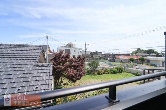 【建物からの眺望】現地完成写真。バルコニーからの景色。十分な間隔が確保されております。