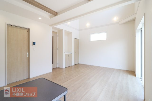 【リビングダイニング】家族団らんの空間は大きい窓で明るく風通しの良い快適な空間となっています。