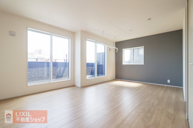 【洋室】2階の洋室は南向きで日当たり、風通しもよく心地よい自分だけの空間に。バルコニーへ直接行けます。