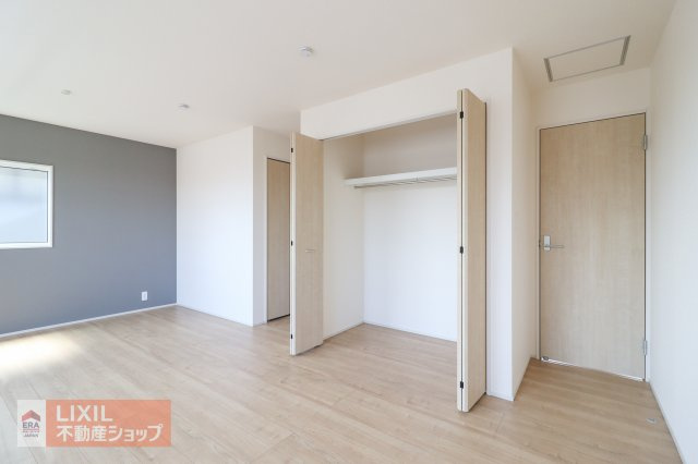【収納】しっかり収納がついております！容量もありハンガーパイプ付きで丈の長い衣服もかけられます