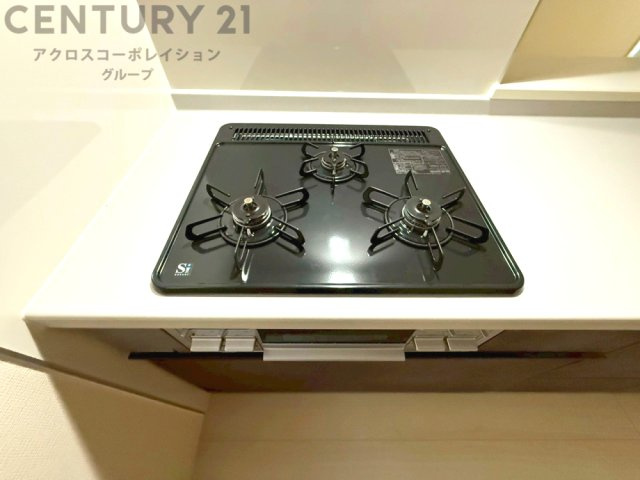 多数の調理器具を同時に使用でき、料理の効率化が可能。省エネで節約になり、様々な料理スタイルに適応できます。また、火力調整が独立しており、手入れや掃除もしやすく、今よりもっとお料理が楽しくなるかも。