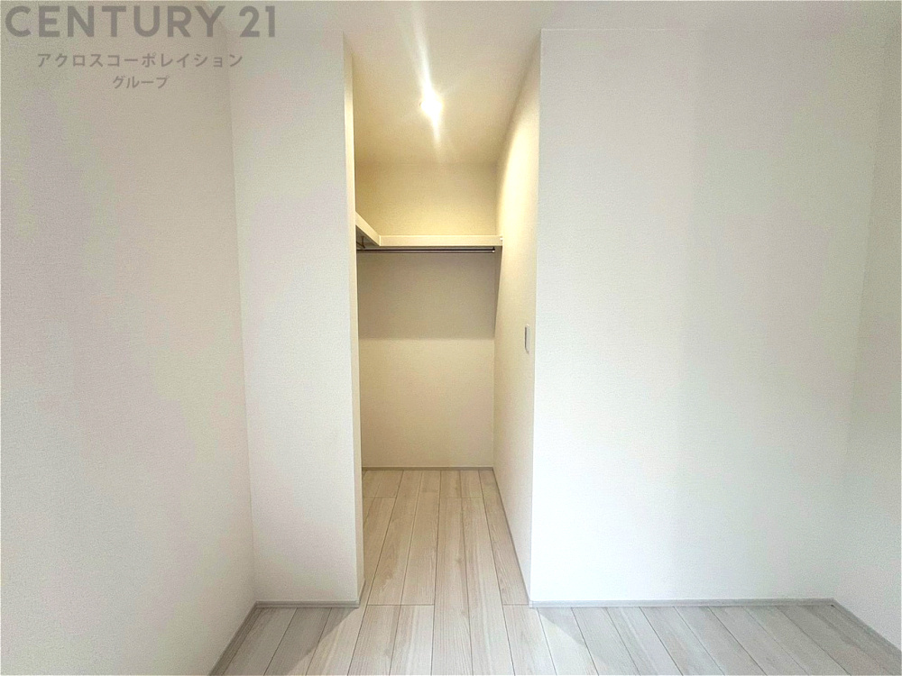 収納力が高く洋服や小物を整理しやすく、更衣室のように使え、部屋がすっきり保てます。収納の配置を自由に調整でき、換気性が良く防湿・防虫対策も可能。快適で機能的な生活空間を実現できます♪