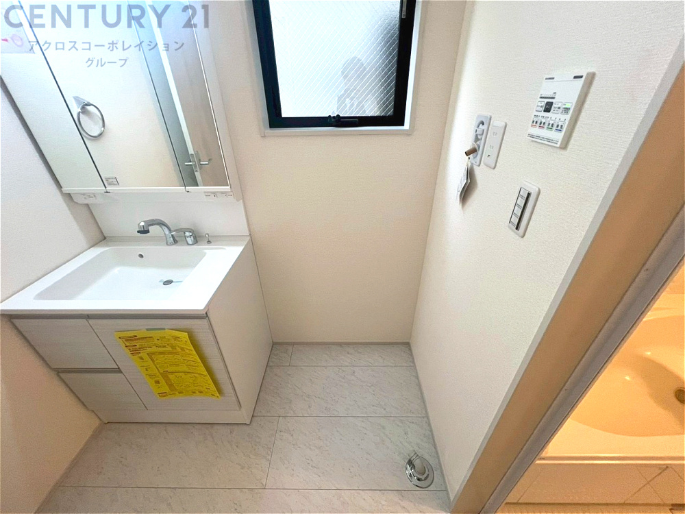 洗濯物の仕分け作業がしやすく、整理整頓が容易になります。洗濯音や湿気を他の部屋に持ち込まず、生活環境を快適に保ちます。上部を活用すれば収納スペースを確保でき洗剤や洗濯用品の整理もしやすくなります。