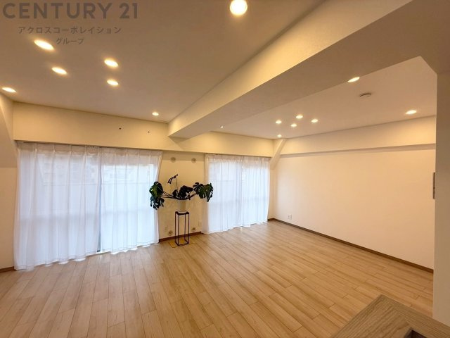 キッチン前のダイニングスペース　カウンターキッチンから料理の受け渡し等に便利です。ダイニングセットを置いても十分な広さを確保。　
