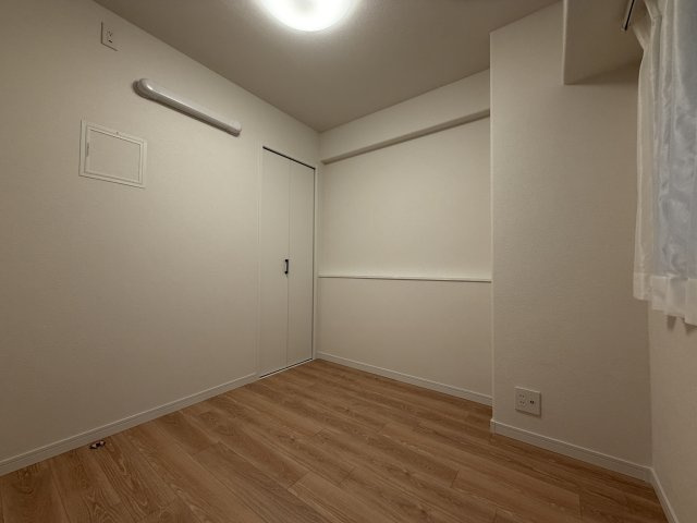 リビングから離れたお部屋は、静かに仕事をするのにもピッタリな空間です。　