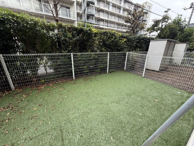 専用庭でお子さまを見守りながら安全に遊べる空間にも。　