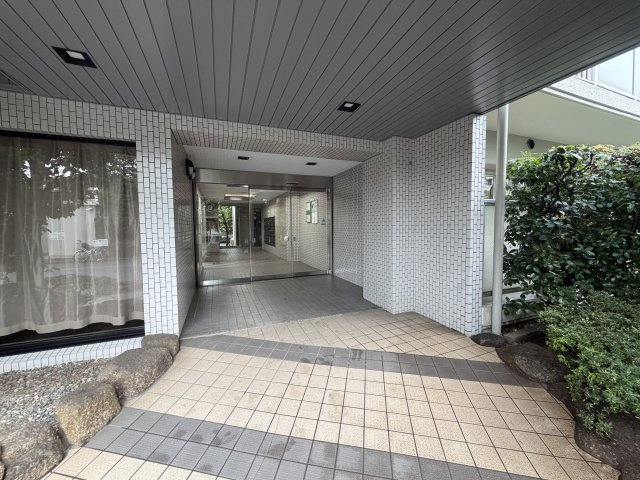 マンションの顔でもある、高級感漂うエントランス。　