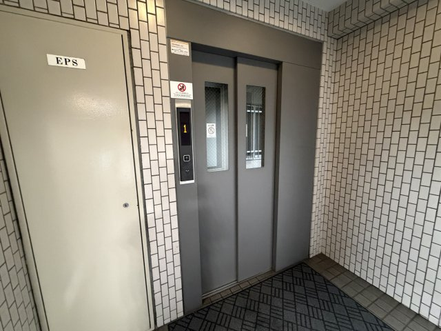 重たい荷物を持っていても、エレベーターがあれば安心です。　