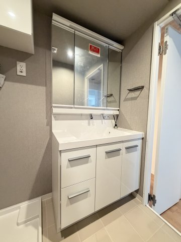 三面鏡付きの洗面台で朝の身支度もバッチリです。　