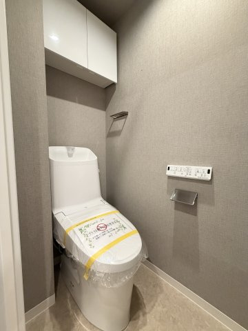 温水洗浄便座付きの清潔感あるトイレは、落ち着いた空間に。　