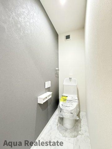 落ち着いた色調のトイレです