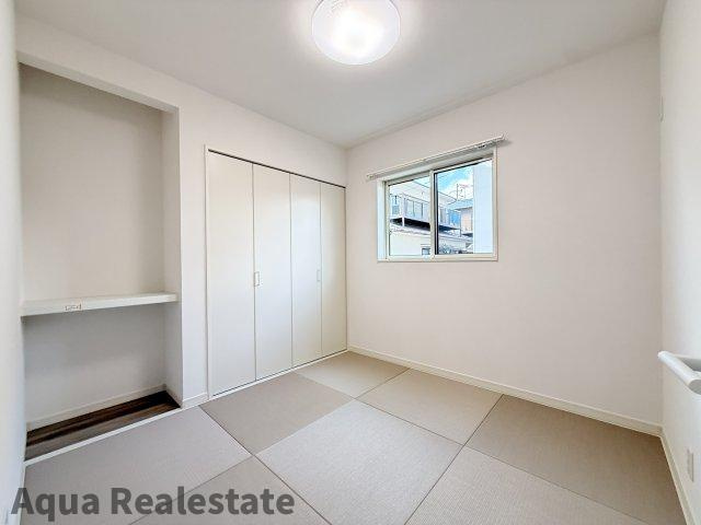 落ち着いて過ごせるお部屋なので、寝室にいかがでしょうか