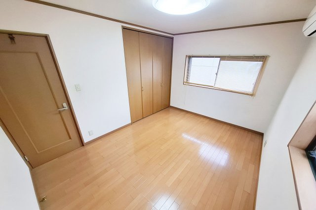 納戸：約6帖の納戸は収納力が高く、季節用品や大きめの家電などの収納にも便利です。