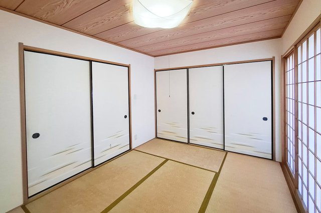 和室：整理整頓に便利な押入付きです。窓が2か所あり通風も良好です。