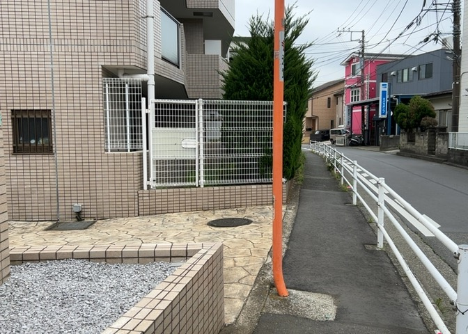 物件によっては、入居者が個人的に使用できる専用庭がついているものもあります。また、住宅の中にある土間の部分を庭と呼ぶこともあります。庭の用途は住む人によって変わり、それによってデザインもさまざまです。