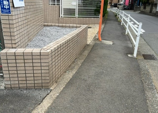 中庭（パティオ）とは、一つの建築物の内部に設けられた、壁などで囲われている庭のことを指します。コの字型、ロの字型が主流ですが、L字型の中庭もあります。最近では、インテリア性の高さからも人気があります。